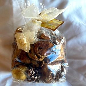Potpourri Bowl Filler Holiday Homecoming Aromatic Accents New with tags